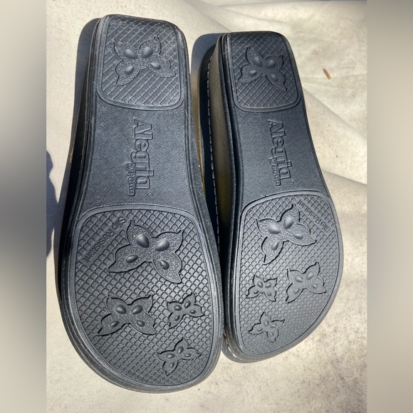 NWOB Yellow Alegria slide sandals - Picture 4 of 5